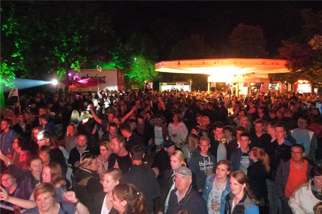 Jahres-Highlight: Jahrmarktparty und Kirmes bringen Normalität zurück 2018 sorgte die Bühnenshow bis Mitternacht für beste Unterhaltung. Das soll in diesem Jahr durch die gebuchten Künstler erneut der Fall sein.