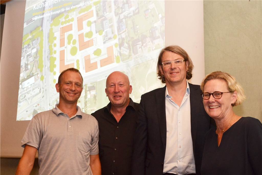 Katharinenhöfe: Wohnungen, Kita, Gewerbe und Haus für Demenzkranke 2018 stellten die Investoren Michael Hiesgen und Johannes Stock mit Stadtplaner Martin Rogge und der damaligen Baudezernentin Anette Brachthäuser die Pläne im Rathaus vor.