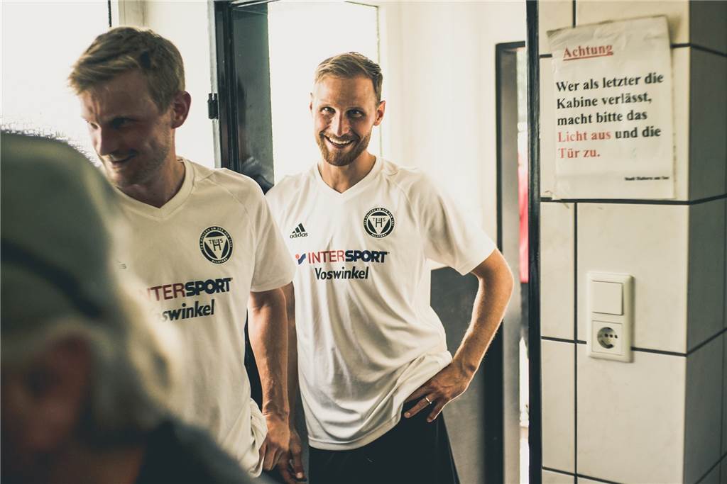 „Kann mir ein Wiedersehen gut vorstellen“: Kehrt Benedikt Höwedes zum TuS Haltern zurück? 2018 trug Benedikt Höwedes das Trikot der TuS Haltern Allstars in der Stauseekampfbahn.