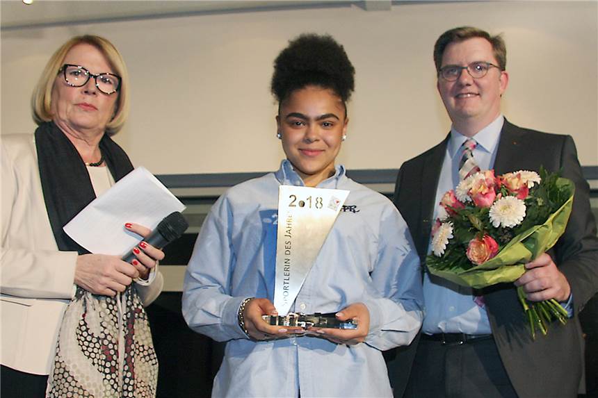 CDU sucht die Castrop-Rauxeler Sportler des Jahres 2019 2018 zeichneten Laudatorin Marietta Omidi (l) und Carsten Papp die Fußballerin Michelle Klostermann als Castrop-Rauxeler Sportlerin des Jahres aus.
