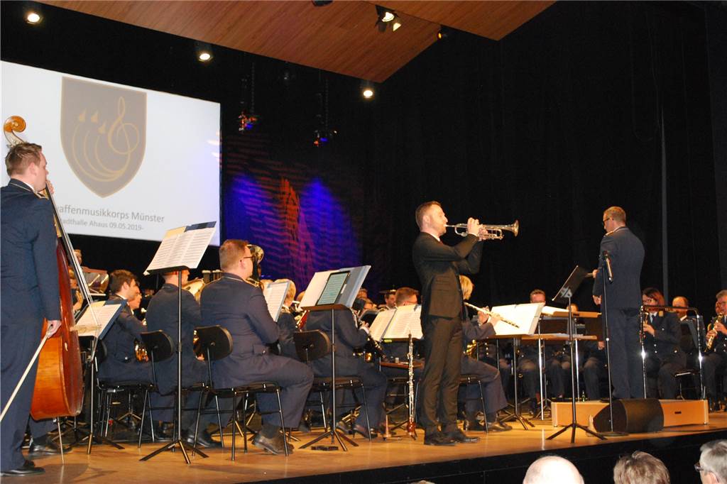 Christian Weiper dirigiert bald in den ganz großen Konzertsälen 2019 begeisterte das Luftwaffen-Musikkorps unter dem Dirigat von Christian Weiper in der voll besetzten Stadthalle Ahaus mit einem Konzert der Extraklasse.