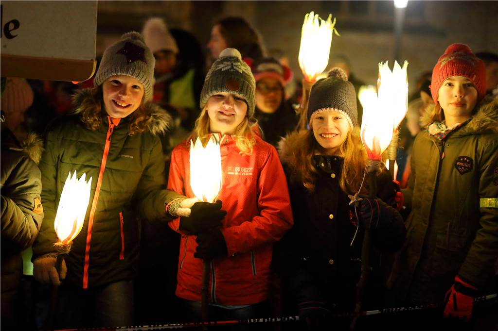 Corona: Nikolausumzug fällt aus – Kinder bekommen aber Nikolaustüten 2019: Der Nikolaus wurde auf dem Stadtlohner Marktplatz von tausenden Kindern begrüßt.