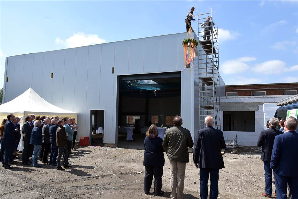 Elektro Laschinski Redeker in Lünen wächst: Firma in Holzwickede gekauft 2019 eröffnete die Firma Elektro Laschinski Redeker den neuen Standort an der Hüttenallee 58. Das Archiv-Foto zeigt die Feier zum Richtfest.