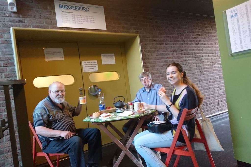 Bürgerbüro erstmals Samstag auf: Gute Premiere, doch es gibt ein Problem 2019 frühstückte Familie Hennersdorf im Rathaus vor dem Eingang zum Bürgerbüro. Es war ihre Art von Protest.