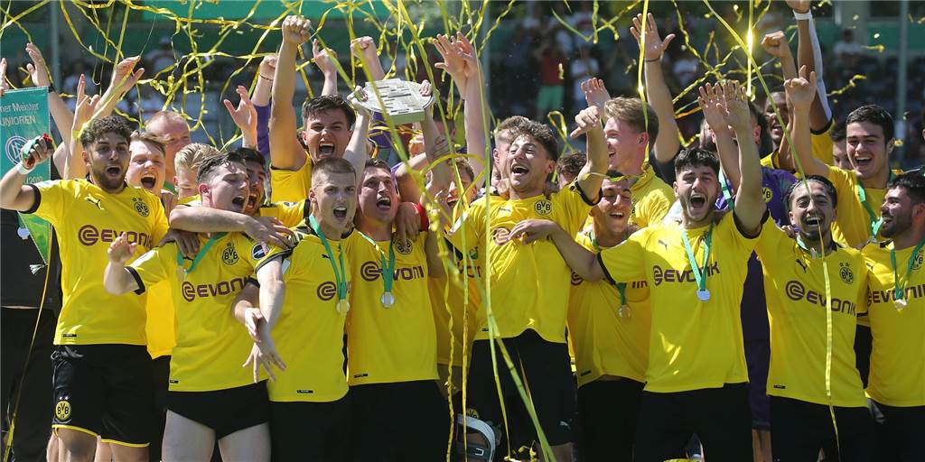 Vor dem Finale um die Deutsche Meisterschaft: Historie spricht für die BVB-U19 Die U19 des BVB bejubelt den Meistertitel im Jahr 2019.