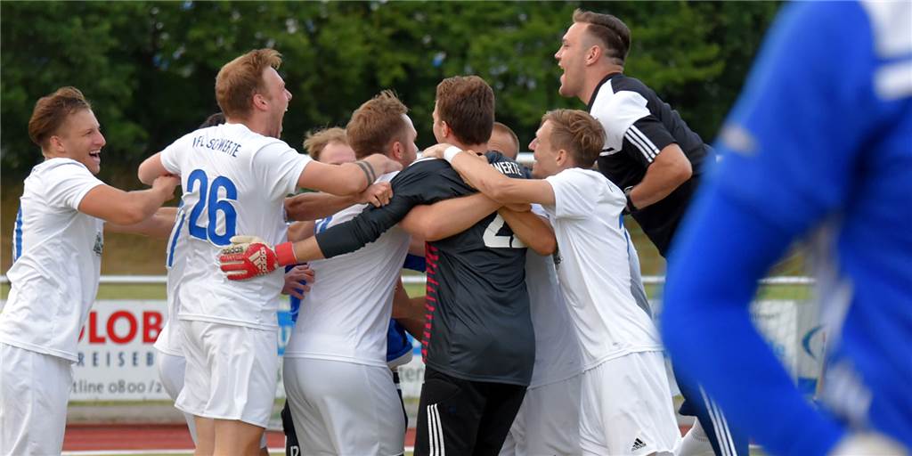 Liveticker: Doppelschlag entscheidet das große Finale der Schwerter Stadtmeisterschaft Der VfL Schwerte feiert in einer Jubeltraube seinen Titelgewinn 2019.