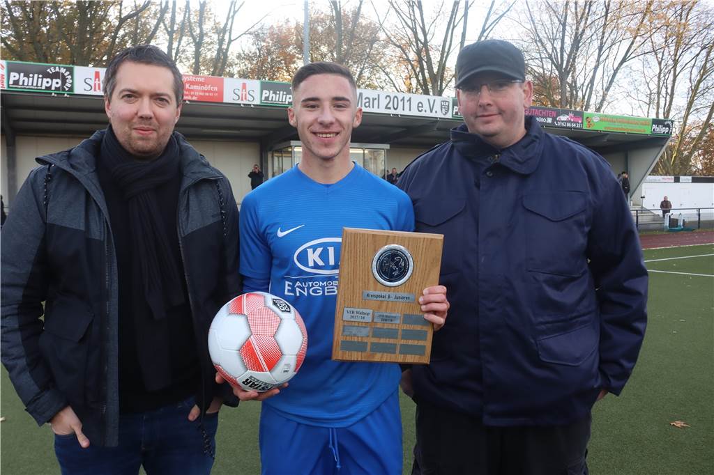 Auf den ersten Schock folgt die Entspannung 2019 gratulierten Dominik Lasarz (li.) und Marco Radolla dem Waltroper Leonardo Jurisic (U17) zum Erfolg.