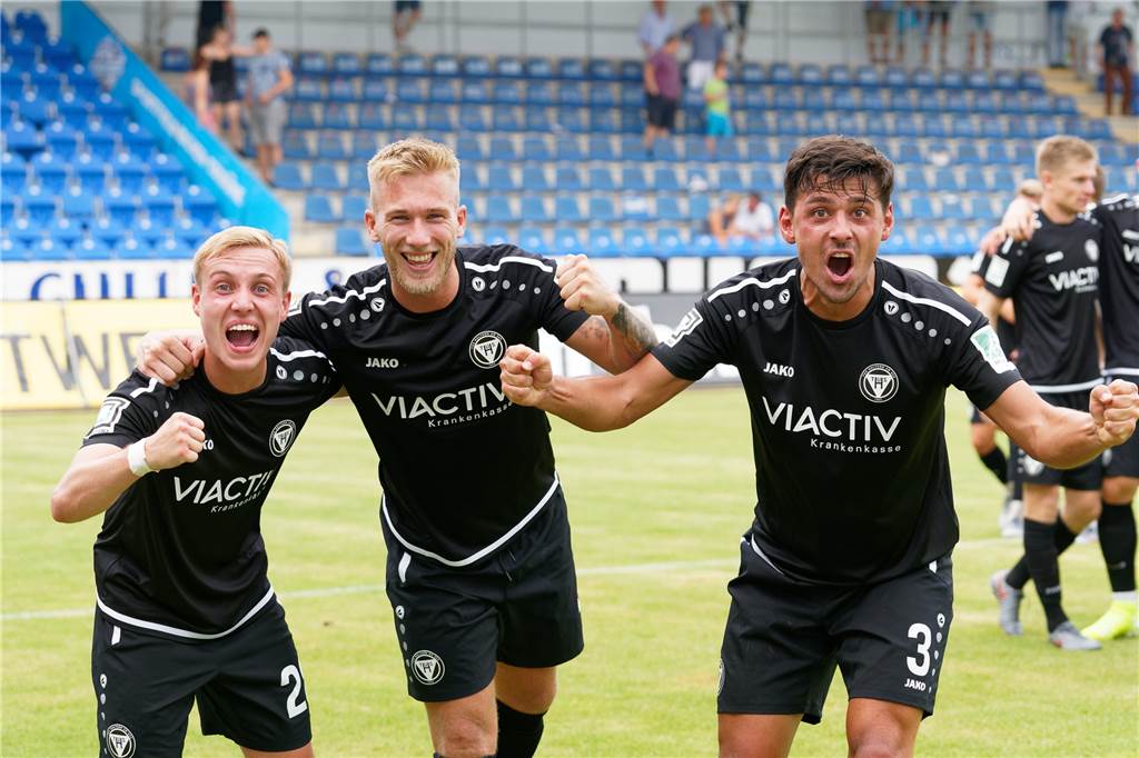 Tim Forsmann noch ohne Einsatz: „Bin niemand, der irgendwelche Ansprüche stellt“ Hier bejubelt Tim Forsmann mit Tim Kallenbach (l.) und Christoph Kasak den 1:0-Auswärtssieg des TuS Haltern am ersten Spieltag gegen den damaligen Drittliga-Absteiger Sportfreunde Lotte.
