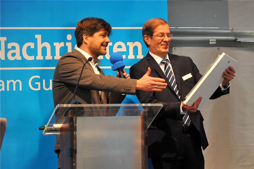 Armin Papenmeier feiert Jubiläum: Computer für Blinde und Lumi-Glas 2019 wurde Armin Papenmeier von den Ruhr Nachrichten als Unternehmer des Jahres geehrt. Hier im Bild mit Chefreporter Heiko Mühlbauer.