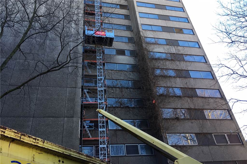 Video-Rundgang: So lebte es sich im „Horror-Hochhaus“ an der Kielstraße 2019 wurde das "Horrorhaus" an der Kielstraße Stück für Stück entrümpelt. Jetzt sind die Tage des Hochhauses gezählt: 2021 soll es endgültig abgerissen werden.