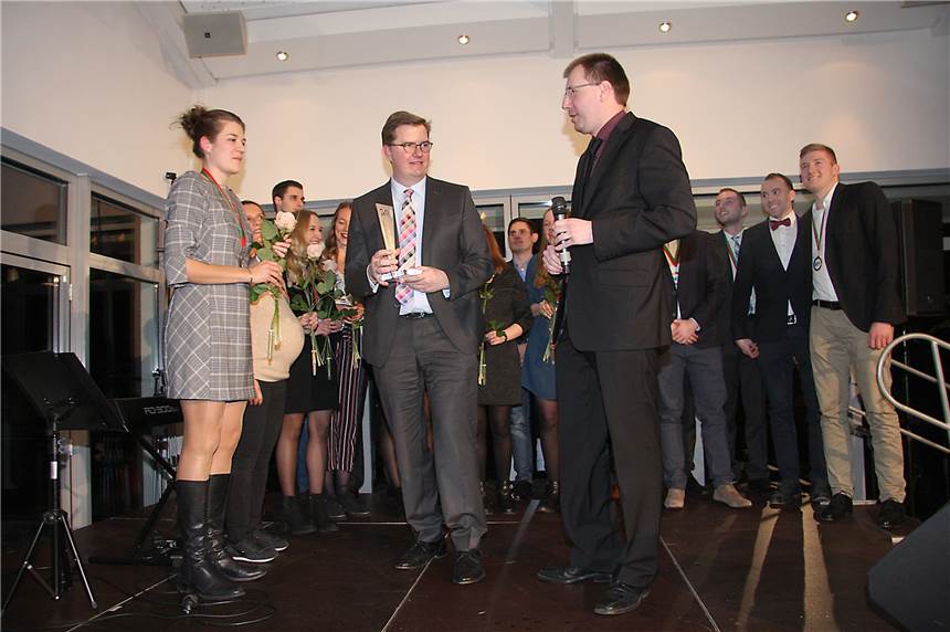 2019 wurden die Korfballer des KV Adler Rauxel, hier stellvertretend Katharina Holtkotte (l.), zum Team des Jahres vom CDU-Stadtverbandsvorsitzenden Carsten Papp geehrt.