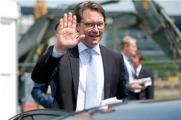 „2020 oder 2022 ist zu spät für die Produkte“: Verkehrsminister Scheuer fordert die Autoindustrie zu mehr Tempo bei der Elektromobilität auf. Foto: Sebastian Willnow