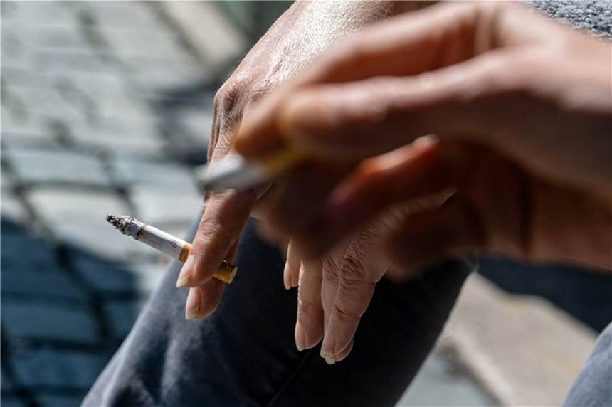 Alkohol, Tabak, Glücksspiel: Wo liegen die größten Suchtprobleme der Deutschen? 2020 rauchten den aktuellsten Zahlen zufolge jede vierte Frau und jeder dritte Mann ab 18 Jahren.