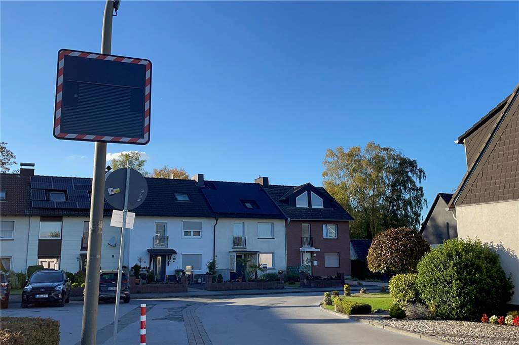 Raserei im engen Osulfweg: Anwohner gehen erneut auf die Barrikaden Tempo-Display im Osulfweg