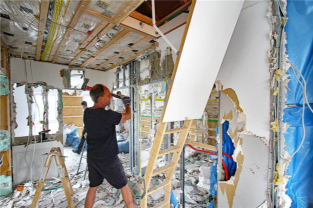 2021: Markus Ahlers reißt das Obergeschoss seines erst 2015 umgebauten Hauses ab. Ein Urteil hatte ihn dazu gezwungen.