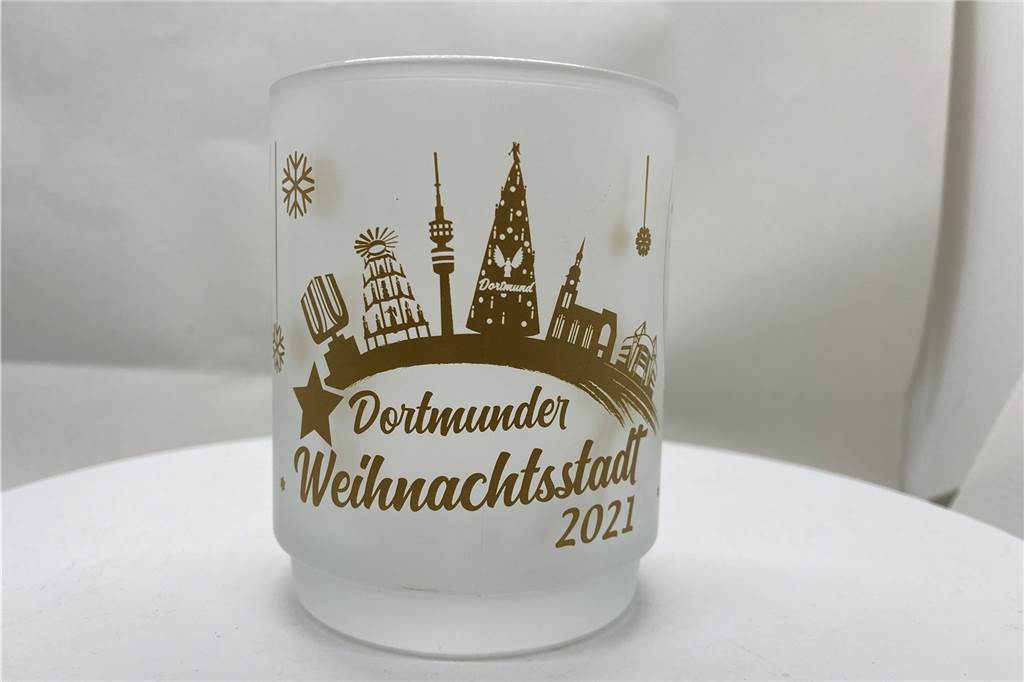 2021 war die Dortmunder Weihnachtstasse aus Milchglas mit goldener Schrift - und wurde unter besonderen Nachhaltigkeits-Gesichtspunkten hergestellt.