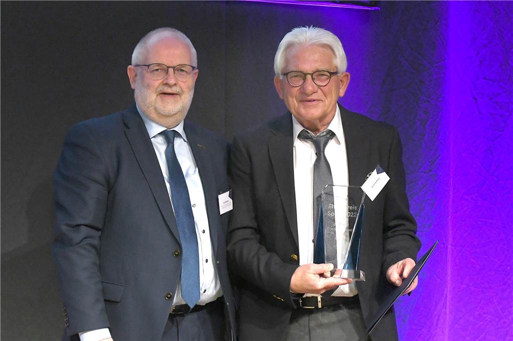 Sport-Urgestein Ulrich Viefhaus wird 80 Jahre alt: Vom Fußballer zum Tennisfan 2022 erhielt Ulrich Viefhaus (r.) den Ehrenpreis Sport aus den Händen von Laudator Ulrich Romahn.