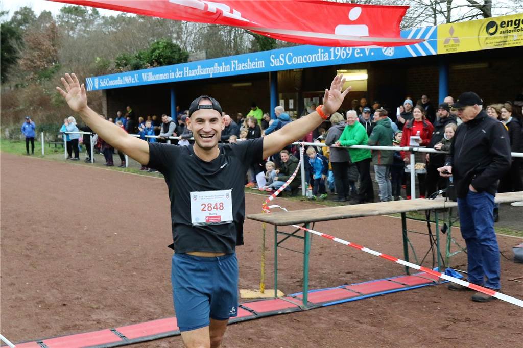 „Schade, aber es hatte sich angedeutet“: 2023 gibt es keinen Silvesterlauf in Flaesheim 2022 setzte sich in Flaesheim Ramy Peuker über die Fünf-Kilometer-Distanz durch. Möchte er auch in diesem Jahr an Silvester laufen, muss er sich eine andere Veranstaltung suchen.