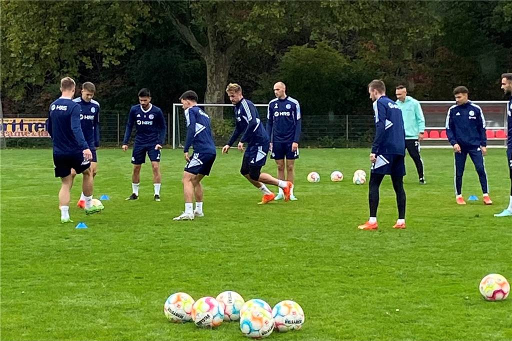 TuS Henrichenburg sieht seine Zukunft auf Kunstrasen statt Naturgrün 2022 trainierte der FC Schalke 04 beim TuS Henrichenburg auf dem Rasenplatz an der Lambertstraße.