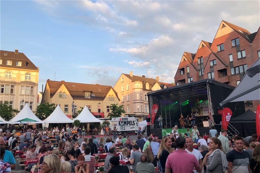 Der Marktplatz in Castrop-Rauxel mit feiernden Menschen während „Castrop kocht über“ 2022. 