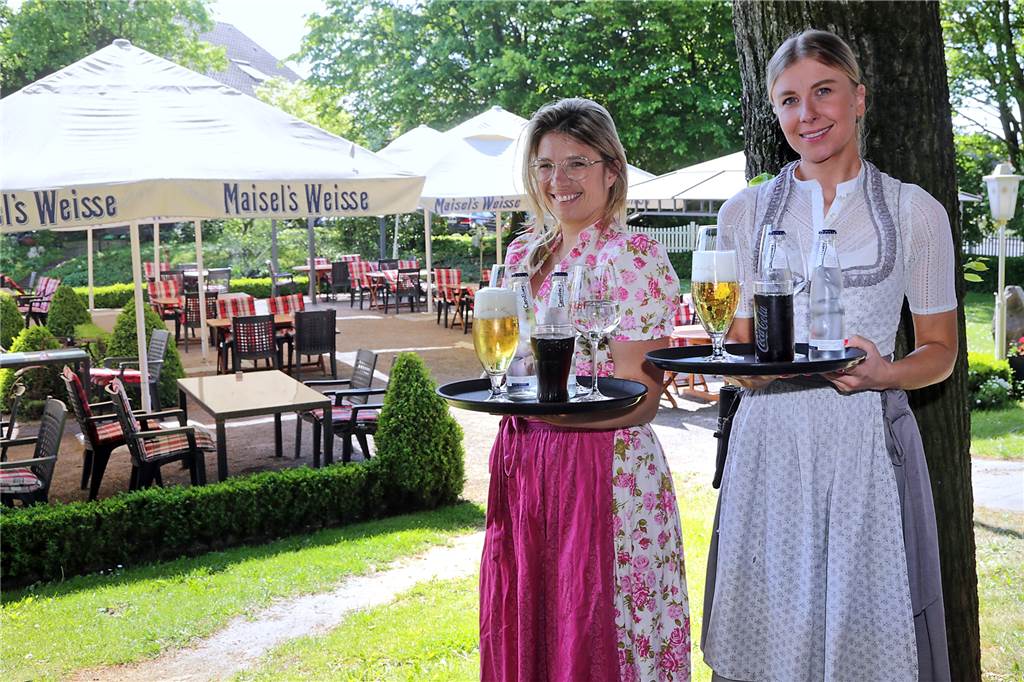 Gastronomie 2022: Zwischen Corona, Personalmangel und Preissteigerungen Zwei Kellnerinnen stehen mit Getränken am Biergarten.