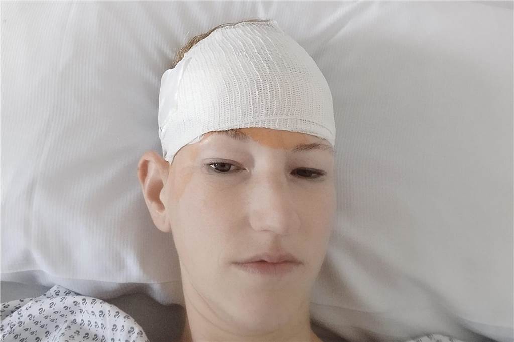 Jessica Stember bei „Ninja Warrior“: Pferdeunfall hätte sie fast umgebracht Jessica Stemper liegt im Krankenhausbett