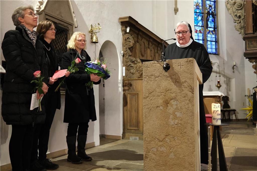 Halterner Frauen sind vom Ergebnis der Weltsynode enttäuscht Frauen beten in der Kirche.