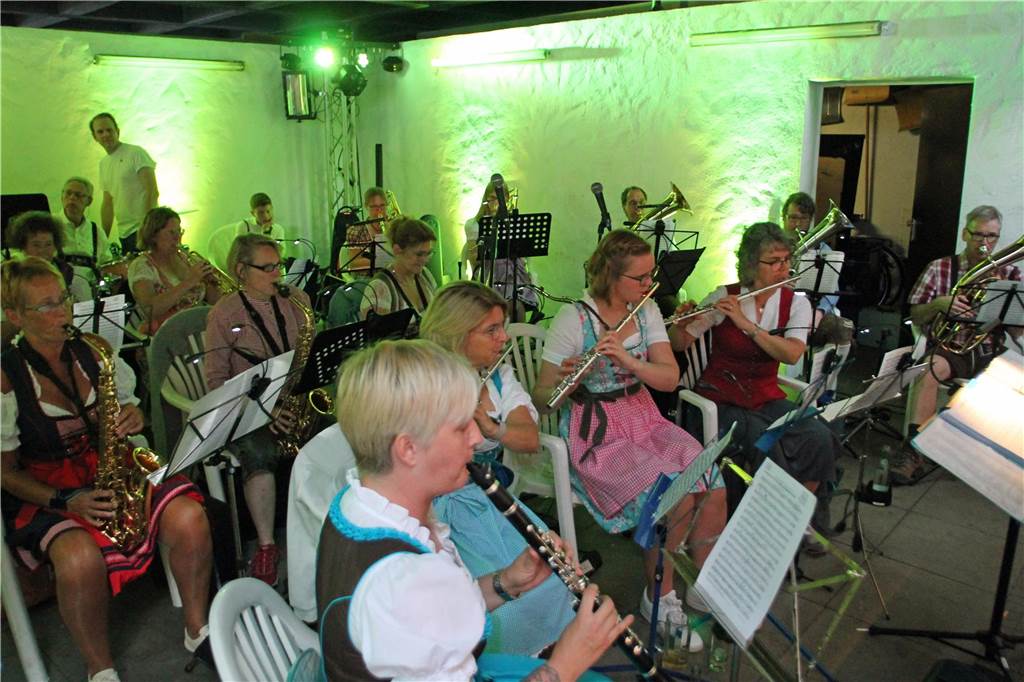 Stabile Bierpreise beim Oktoberfest am 6. und 7. September im Kloster Die Blaskapelle Schwartländer spielt im Festzelt.
