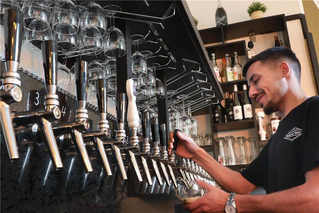 Craft-Biere, orientalisches Essen und viel Grün: Das „Biercafé West“ im Check Ein Mann vor einer Zapfanlage im Biercafé West in Dortmund