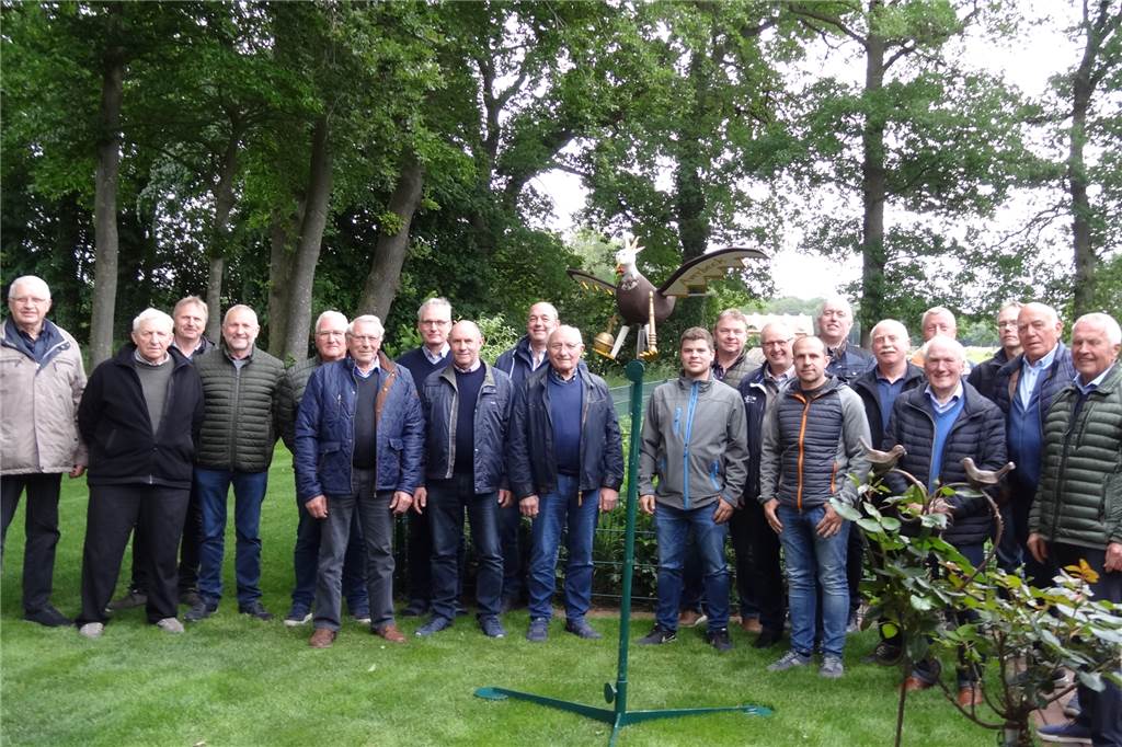 175 Jahre Schützenverein Averbeck: Kaiserehre wird neu ausgeschossen 21 der 23 Könige haben sich kürzlich auf dem Hof von Präsidenten Herbert Gausling getroffen, um den Ablauf des Jubiläumsfestes zu besprechen und zu planen.