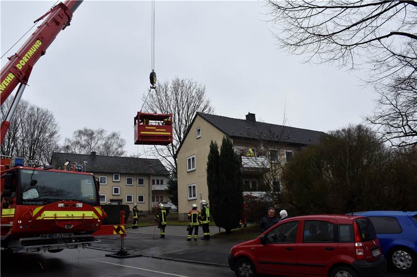 Feuerwehr musste adipösen Patienten per Kran aus der Wohnung heben - und wieder zurück 21 Einsatzkräfte waren an der Holtestraße im Einsatz.