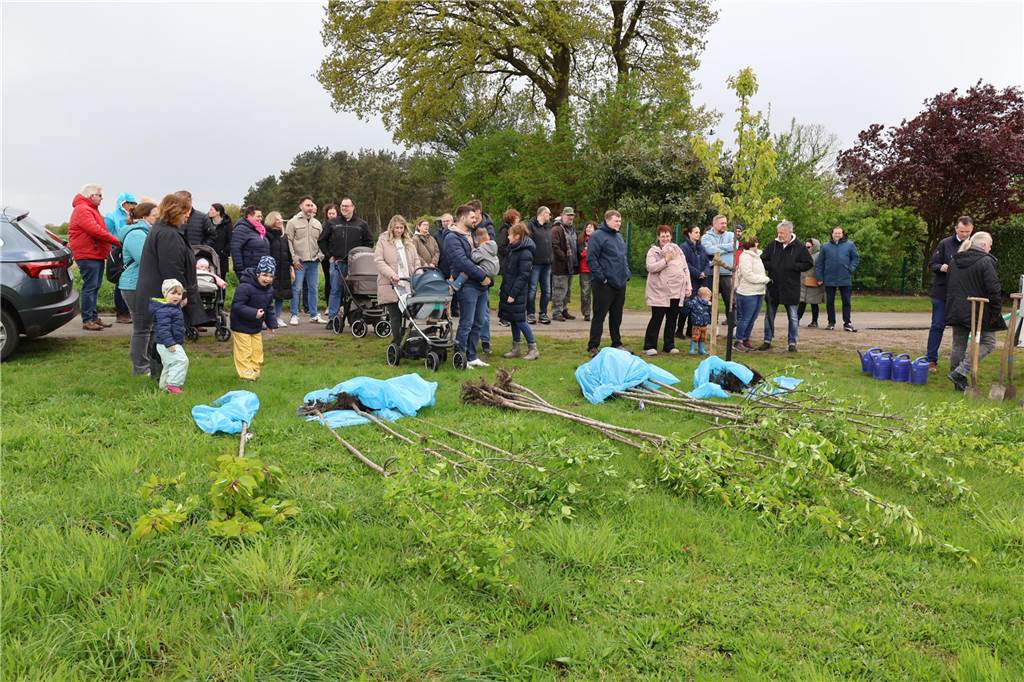 21 Paare pflanzten einen Hochzeitsbaum in Dorsten-Rhade. Auch Bürgermeister Tobias Stockhoff war dabei.