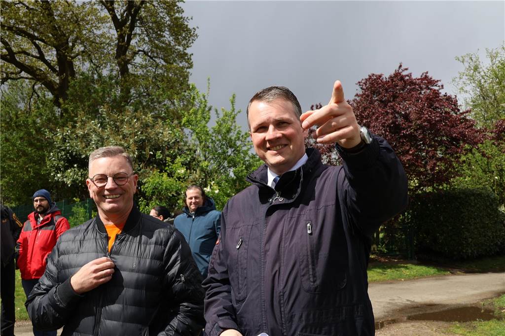 21 Paare pflanzten einen Hochzeitsbaum in Dorsten-Rhade. Auch Bürgermeister Tobias Stockhoff war dabei.