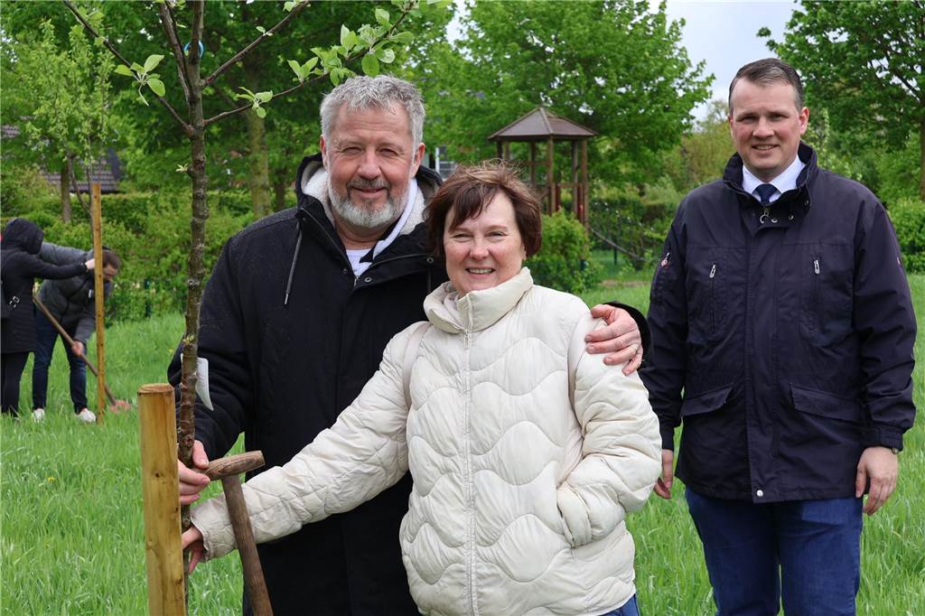 21 Paare pflanzten einen Hochzeitsbaum in Dorsten-Rhade. Auch Bürgermeister Tobias Stockhoff war dabei.