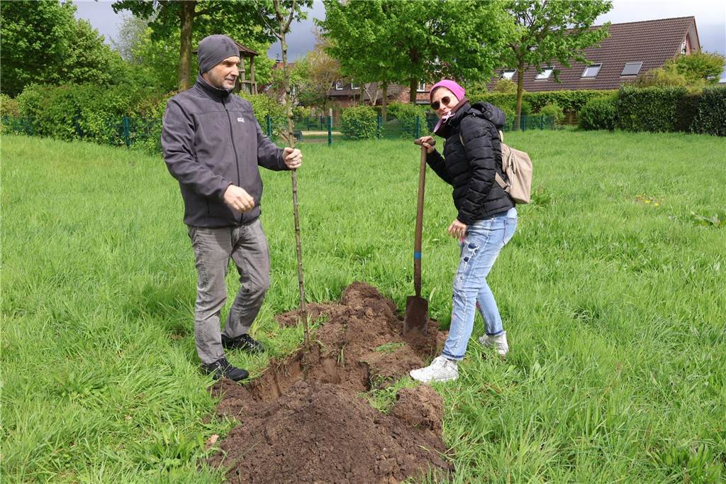 21 Paare pflanzten einen Hochzeitsbaum in Dorsten-Rhade. Auch Bürgermeister Tobias Stockhoff war dabei.