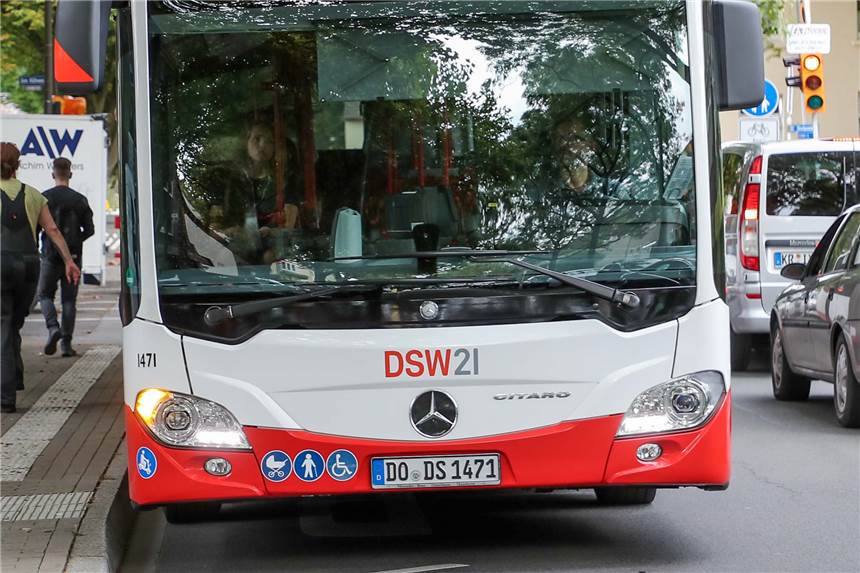 DSW21 richtet Sonderfahrten zu Krankenhäusern und Logistikzentren ein 21.08.2018 Dortmund Dorstfeld - Bushaltestellen am Hartweg u am Hoehweg liegen ca 15 Sekunden auseinander - auf der Wittenerstr bildet sich Stau gerade durch die Baustelle an der Kreuzung Wittenerstr / am Hoehweg - Verkehr - Stadtbahn Copyright Stephan Schuetze
