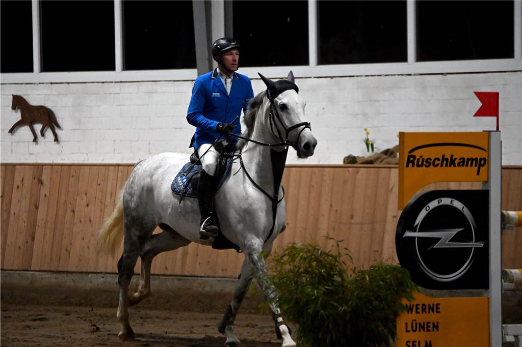 22 Reiterinnen und Reiter traten am Samstagabend auf dem Reiterhof Schwert beim Springreitturnier des RFV St. Georg Werne in der Klasse M* an. Am Ende setzte sich Michael Hagemann im Stechen durch.