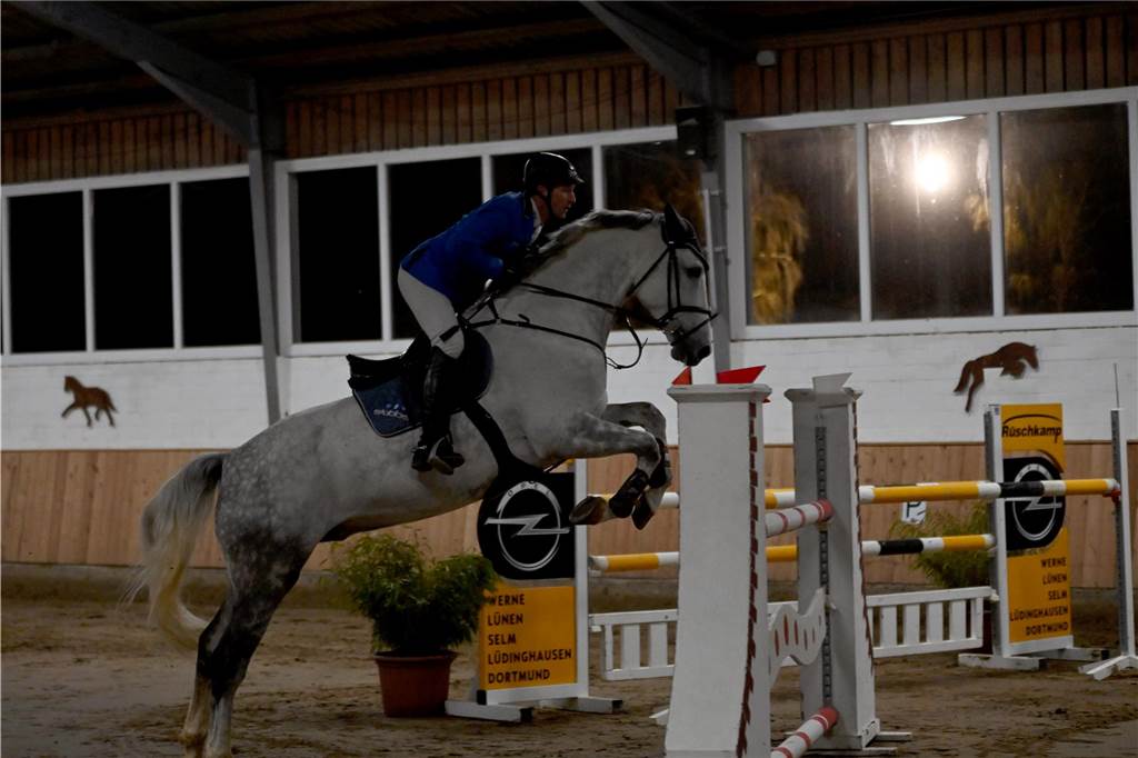 22 Reiterinnen und Reiter traten am Samstagabend auf dem Reiterhof Schwert beim Springreitturnier des RFV St. Georg Werne in der Klasse M* an. Am Ende setzte sich Michael Hagemann im Stechen durch.