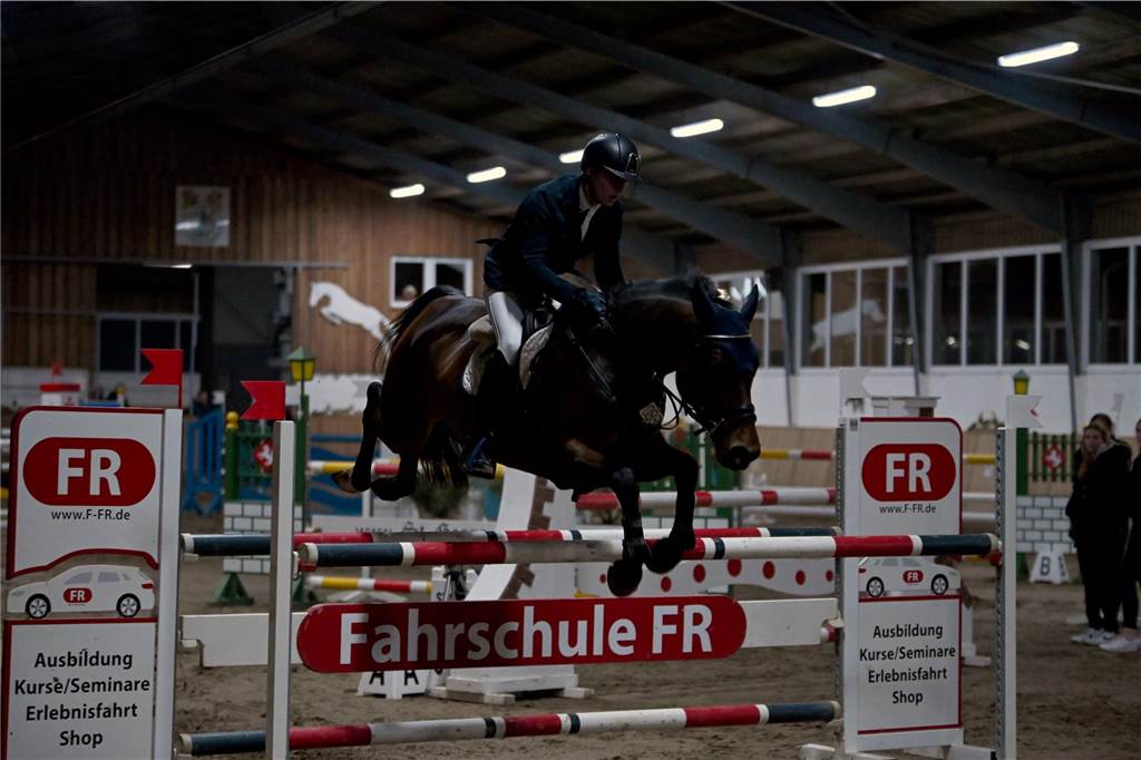 22 Reiterinnen und Reiter traten am Samstagabend auf dem Reiterhof Schwert beim Springreitturnier des RFV St. Georg Werne in der Klasse M* an. Am Ende setzte sich Michael Hagemann im Stechen durch.