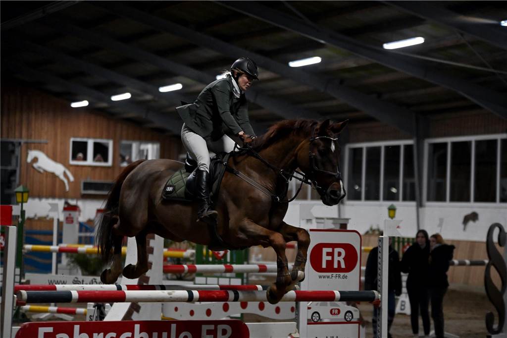 22 Reiterinnen und Reiter traten am Samstagabend auf dem Reiterhof Schwert beim Springreitturnier des RFV St. Georg Werne in der Klasse M* an. Am Ende setzte sich Michael Hagemann im Stechen durch.
