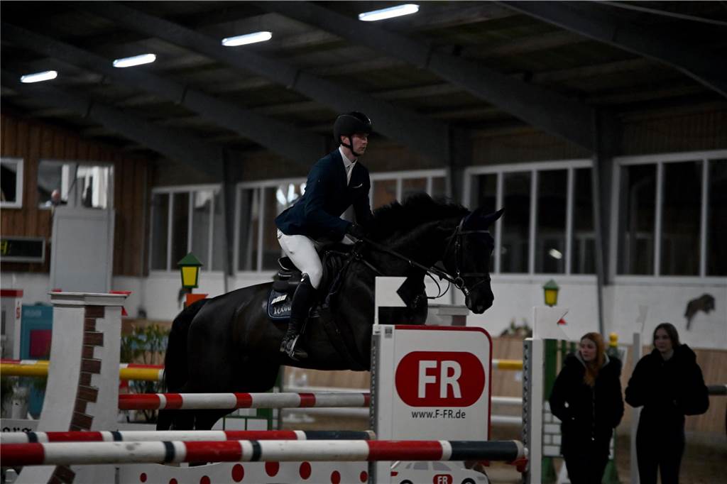 22 Reiterinnen und Reiter traten am Samstagabend auf dem Reiterhof Schwert beim Springreitturnier des RFV St. Georg Werne in der Klasse M* an. Am Ende setzte sich Michael Hagemann im Stechen durch.