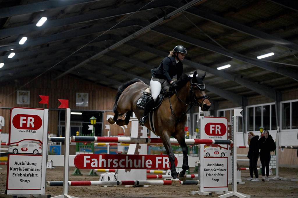 22 Reiterinnen und Reiter traten am Samstagabend auf dem Reiterhof Schwert beim Springreitturnier des RFV St. Georg Werne in der Klasse M* an. Am Ende setzte sich Michael Hagemann im Stechen durch.