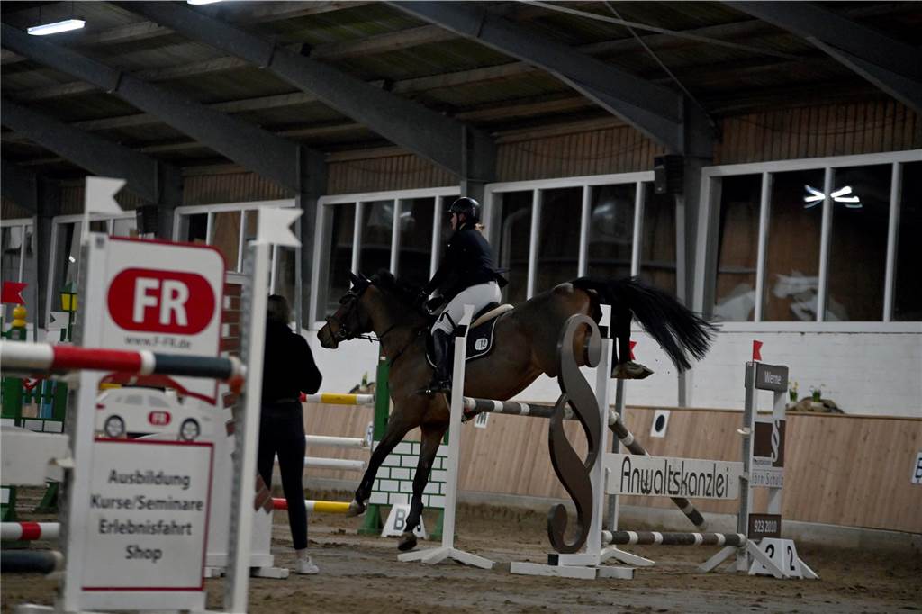 22 Reiterinnen und Reiter traten am Samstagabend auf dem Reiterhof Schwert beim Springreitturnier des RFV St. Georg Werne in der Klasse M* an. Am Ende setzte sich Michael Hagemann im Stechen durch.