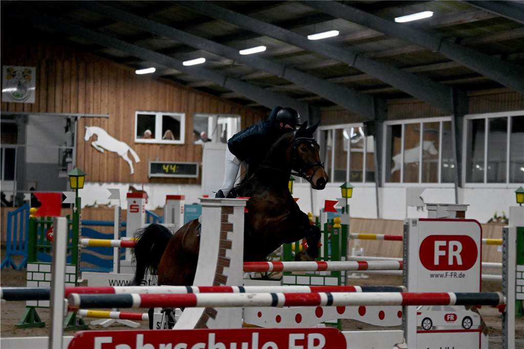 22 Reiterinnen und Reiter traten am Samstagabend auf dem Reiterhof Schwert beim Springreitturnier des RFV St. Georg Werne in der Klasse M* an. Am Ende setzte sich Michael Hagemann im Stechen durch.