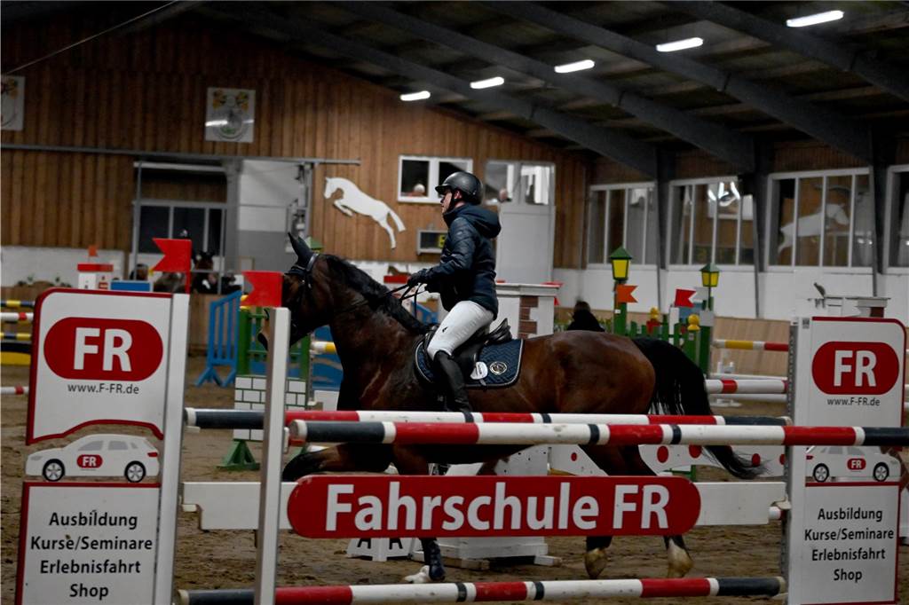 22 Reiterinnen und Reiter traten am Samstagabend auf dem Reiterhof Schwert beim Springreitturnier des RFV St. Georg Werne in der Klasse M* an. Am Ende setzte sich Michael Hagemann im Stechen durch.