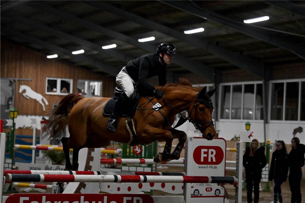 22 Reiterinnen und Reiter traten am Samstagabend auf dem Reiterhof Schwert beim Springreitturnier des RFV St. Georg Werne in der Klasse M* an. Am Ende setzte sich Michael Hagemann im Stechen durch.