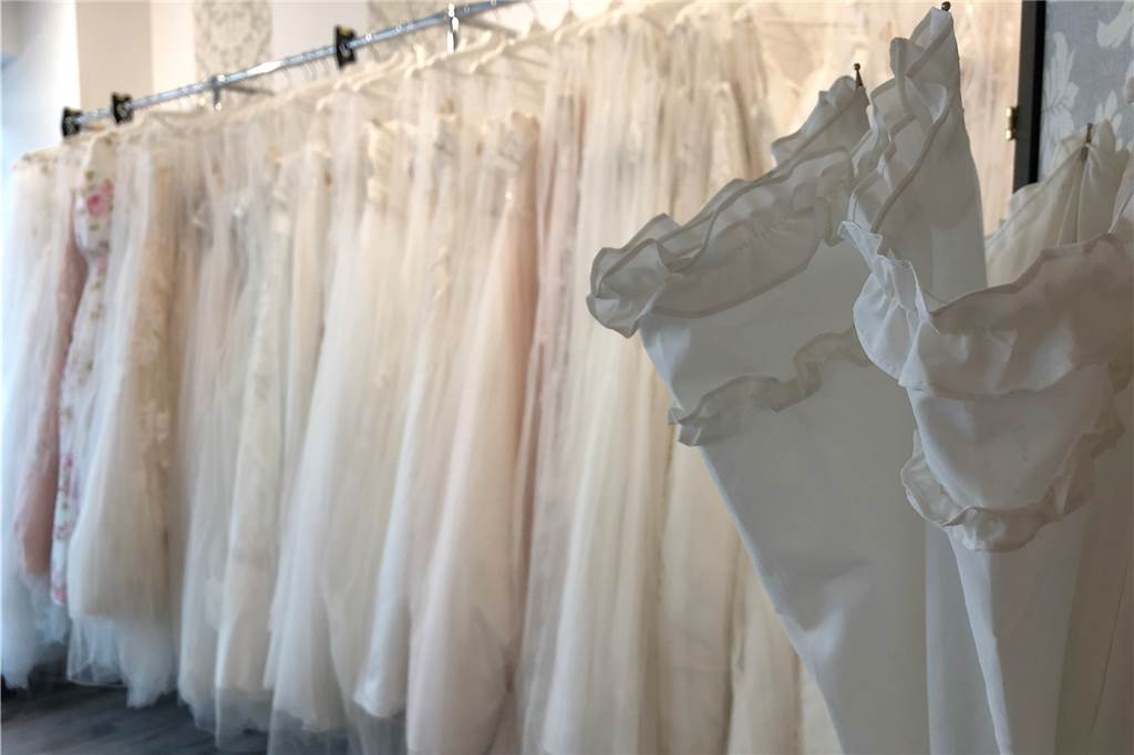 Dieses Brautgeschäft eröffnet in Dortmund - und möchte ins TV zu „Zwischen Tüll und Tränen“ 220 Brautkleider bietet Kerstin Pittelkow in ihrem Laden an. Außerdem gibt es Accessoires, Schuhe, Braut-Unterwäsche und Abendmode.