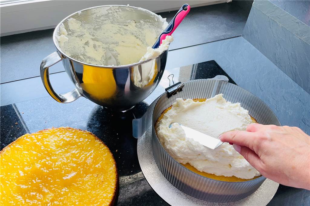 Fruchtig frische Buttermilch-Zitronen-Torte schmeckt nach Sommer 2/3 der Sahnequarkcreme auf dem unteren Boden verteilen.