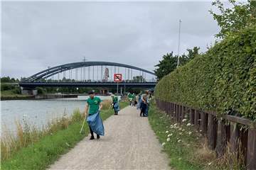 23 Lünerinnen und Lüner beteiligten sich an der Müllsammel-Aktion der Grünen am Kanal.