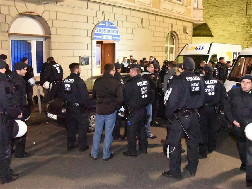 Randalierende Schalke-Fans attackieren Polizisten 23 Polizisten wurden am Gelsenkirchener Hauptbahnhof durch S04-Anhänger verletzt.